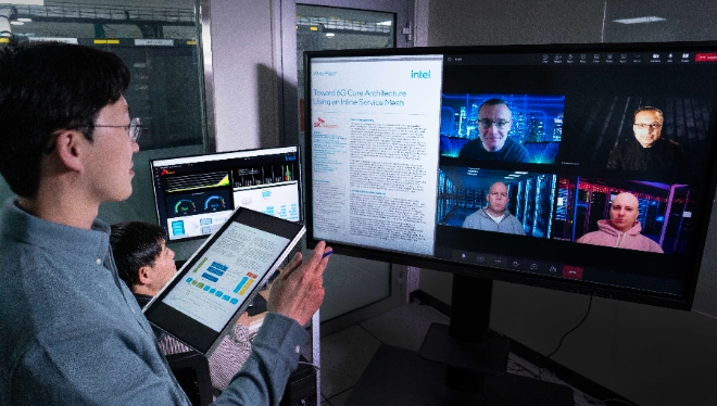 SK텔레콤은 인텔과 협력해 향후 6G 이동통신을 위한 베어메탈 기반 클라우드 네이티브 코어망 구조 진화에 필요한 코어망 내부 통신 지연 감소 기술을 개발했다고 1일 밝혔다. 사진은 SK텔레콤과 인텔 연구원들이 공동 기술 검증한 기술 백서에 대해 논의하는 회의 장면