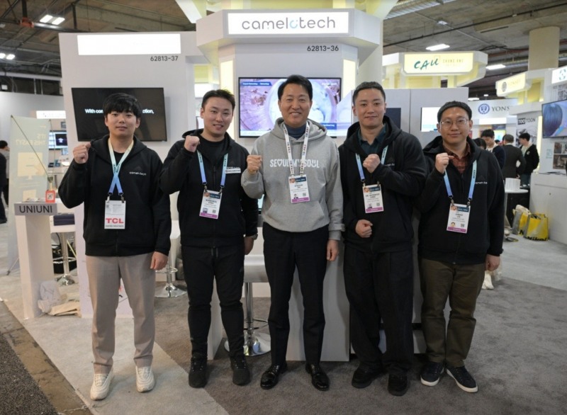 사진=미국 CES 2024에 참가한 카멜로테크 관계자들이 서울통합관을 방문한 오세훈 서울시장과 기념촬영하고 있다.