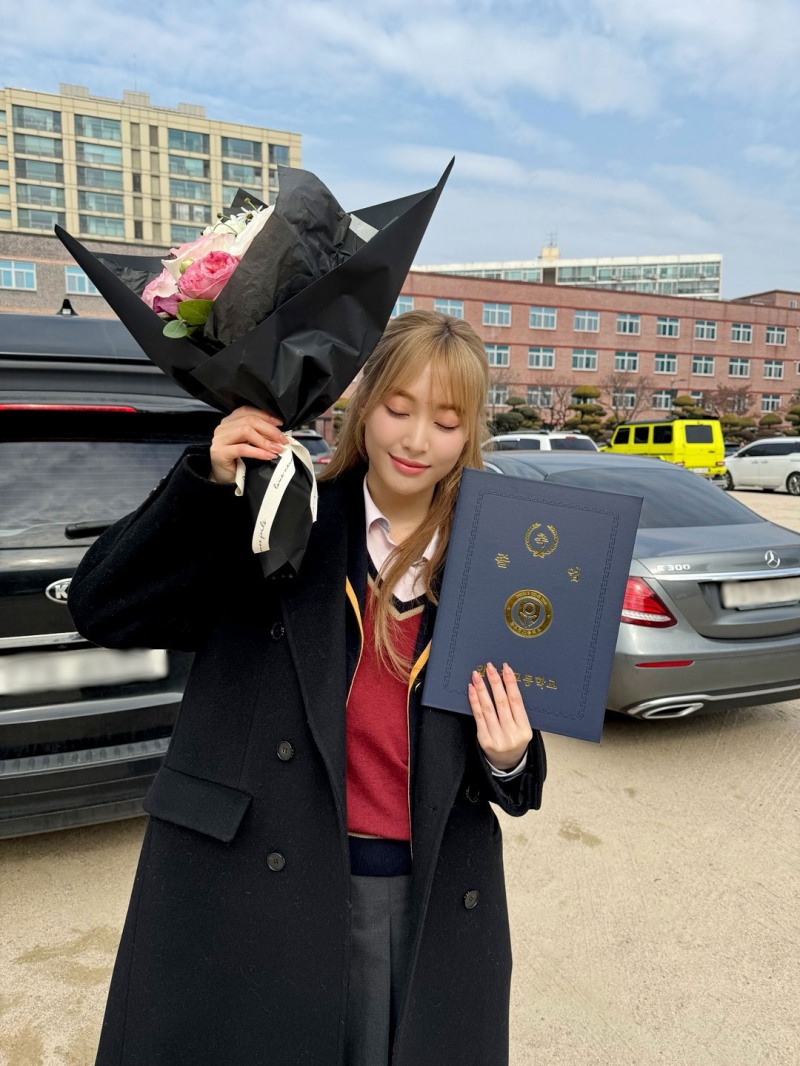 위클리 조아, 고교 졸업 꽃다발 인증 샷 공개…“더 빛나는 인재이자 사회인이 될 것”