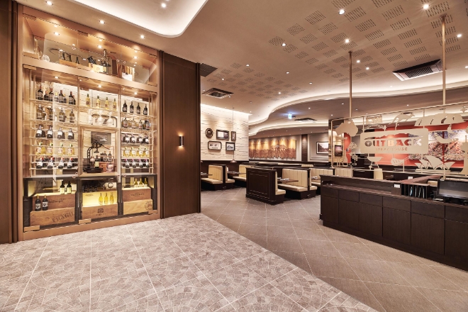 bhc그룹이 운영하는 아웃백 스테이크하우스(아웃백)는 1일 수원스타필드점을 오픈하고 본격 영업에 돌입했다고 밝혔다. 사진은 아웃백 수원스타필드점 내부 모습. (사진 = bhc그룹 제공)