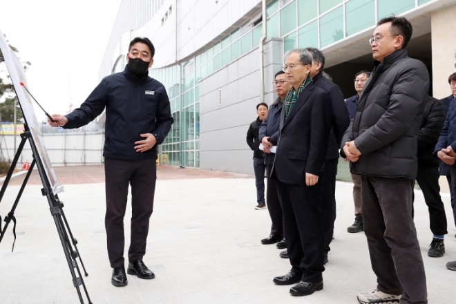김한영 철도공단 이사장(오른쪽 두 번째)이 1일 키즈레일 거제역 어린이집 추진현황을 듣고 있다. / 사진=국가철도공단 제공