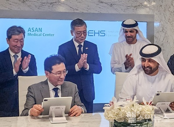 서울아산병원은아랍에미리트보건당국인‘에미리트보건서비스(EHS)’와의료기술전수,진료협력등에대한업무협약을체결했다.협약식에는(앞줄왼쪽부터시계방향으로)전인호서울아산병원국제사업실장,차순도한국보건산업진흥원장,류제승아랍에미리트대사,닥터유시프EHS사무총장,닥터에쌈EHS의료서비스부문최고이사등이참석했다.