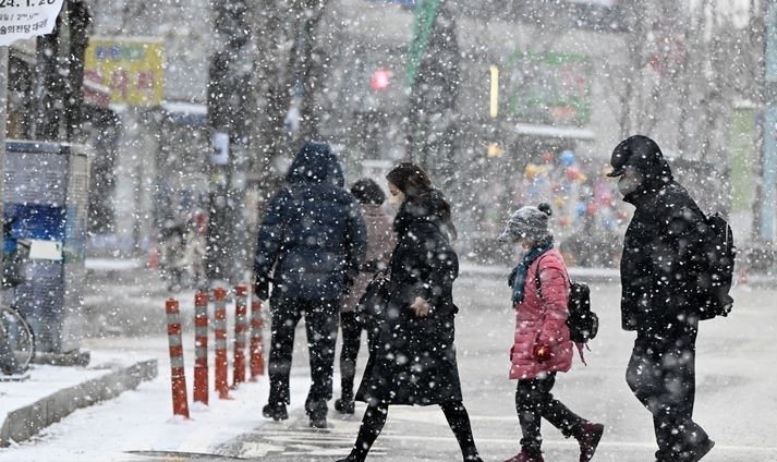 사진은 지난달 22일 오전 광주 광산구 송정역 인근에서 시민들이 출근길에 오르고 있는 모습.
