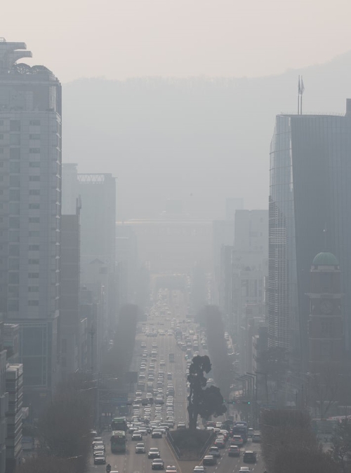 서울에 초미세먼지 주의보가 발령된 1일 오전 서울 서초구 서초역 반포대로 일대가 뿌옇다.