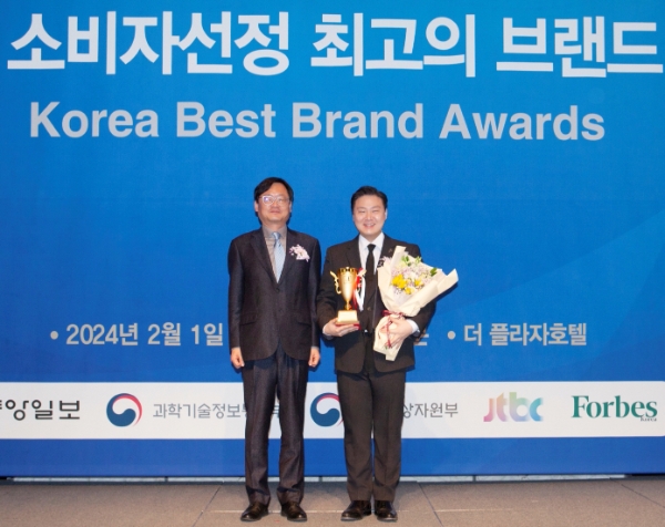 형지엘리트 최준호 부회장(사진 우측)이 1일 플라자호텔에서 열린 ‘2024 소비자선정 최고의 브랜드 대상’ 시상식에서 학생복 부문 대상을 수상하고 기념 사진을 촬영하고 있다.