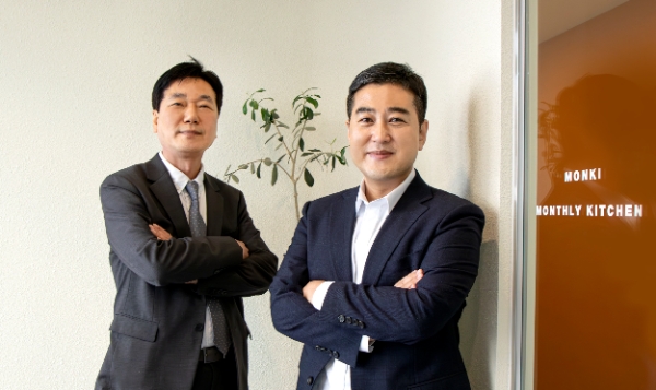 먼키 황덕수 고문(왼쪽)과 김혁균 먼키 대표