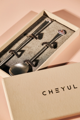 수공예 전문 브랜드 채율의 '은수저 세트' 상품 / 사진=현대백화점 제공