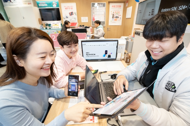 KT가 삼성전자와 함께 기존폰을 자녀에게 물려주는 ‘갤럭시 패밀리폰 프로그램’을 시행한다고 2일 밝혔다.