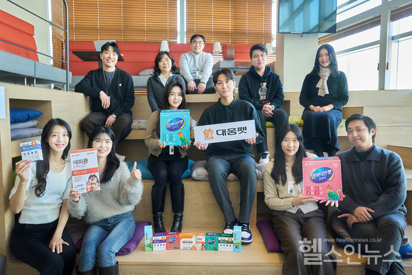 대웅펫이효준대표(밑에서두번째열우측첫번째)와임직원들이타운홀미팅후기념사진을촬영하고있다.(대웅펫제공)