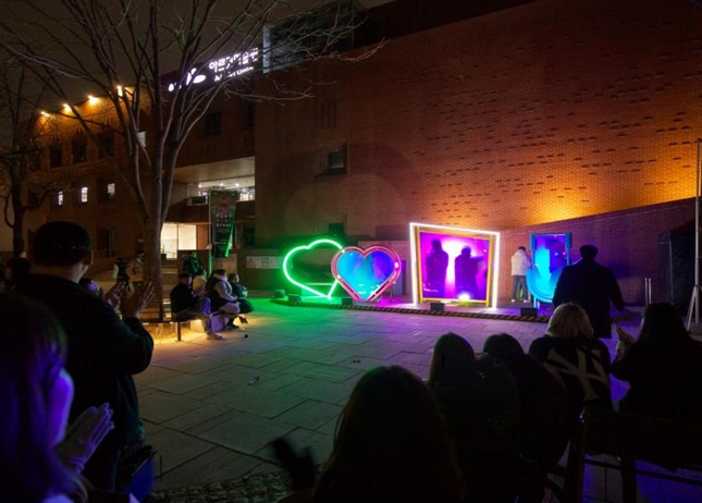 그림자 무대 현장(대학로 마로니에공원)