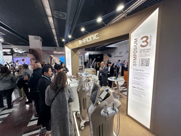 프랑스 파리에서 열린 ‘IMCAS PARIS 2024’ 참관객들이 하이로닉 부스를 둘러보고 있다.