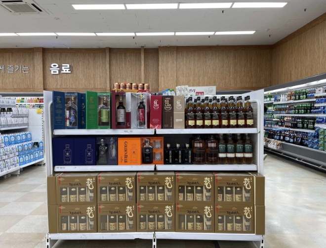 ㈜골든블루는 인터내셔널은 탑마트 부산 신평점에서 타이완 싱글몰트 위스키 ‘카발란’과 정통 블렌디드 스카치 위스키 ‘올드캐슬’의 시음 행사를 진행한다고 2일 밝혔다. 사진은 탑마트 부산 신평점에 마련된 시음행사 매대의 모습. (사진 = ㈜골든블루는 인터내셔널 제공)