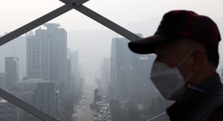 서울에 초미세먼지 주의보가 발령된 1일 오전 서울 서초구 서초역 반포대로 일대가 뿌옇다.