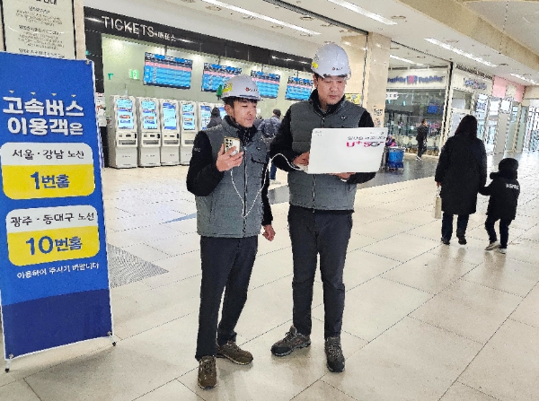 LG유플러스 NW부문 중부인프라담당 원주운영팀이 설 연휴를 앞두고 통화량 및 데이터 트래픽 급증에 대비해 강원 원주터미널에서 통화 품질을 측정하고, 이를 기반으로 최적화 작업을 진행하고 있다. / 사진=LG유플러스 제공