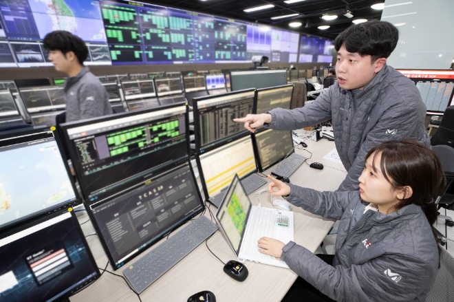 KT 네트워크 전문가가 과천 네트워크 관제 센터에 꾸려진 ‘종합상황실’에서 네트워크를 점검하고 있다. / 사진=KT 제공