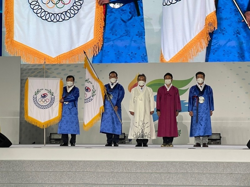 전국체전에서 올산시 선수단 임원으로 참가한 박소흠 회장(왼쪽 끝).
