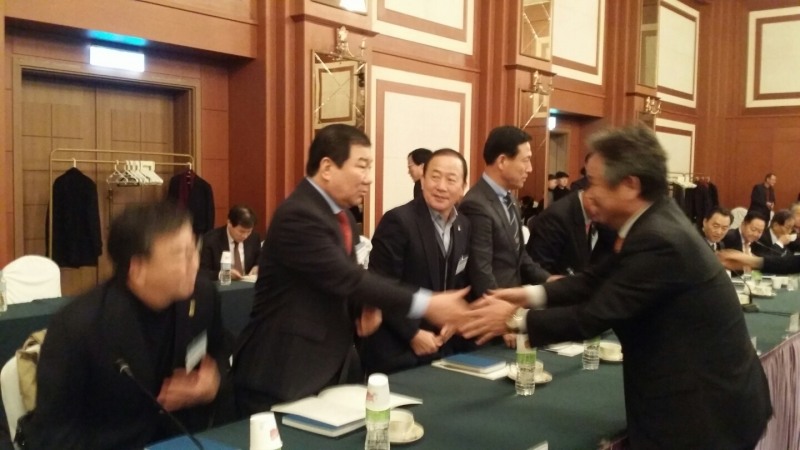 박소흠 한국중고농구연맹 회장이 이기흥 대한체육회장과 악수를 하고 있다.