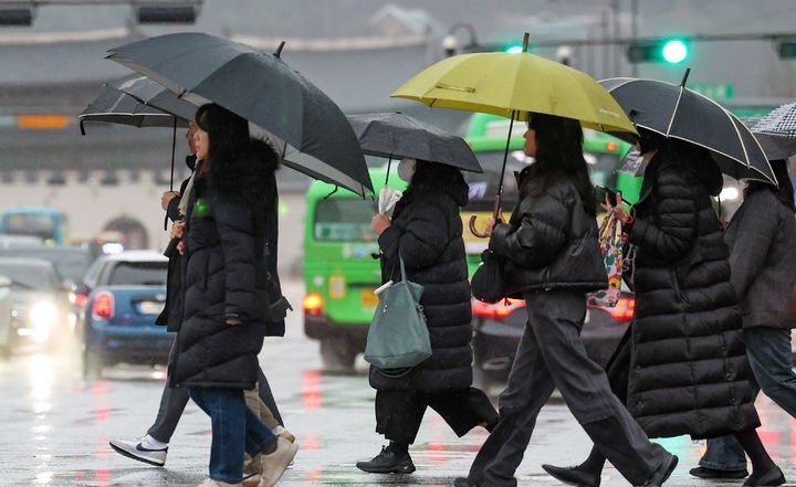 지난해 12월15일 오전 서울 종로구 세종대로 사거리에서 우산을 쓴 시민들이 발걸음을 재촉하고 있다. 기상청은 이번 겨울비가 이날 밤부터 소강상태에 들어간 뒤 내일부터 영하권의 한파가 찾아올 것으로 예보했다.