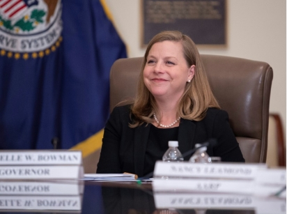 (상보) 보먼 연준이사 "금리인하 검토 여전히 너무 이르다"