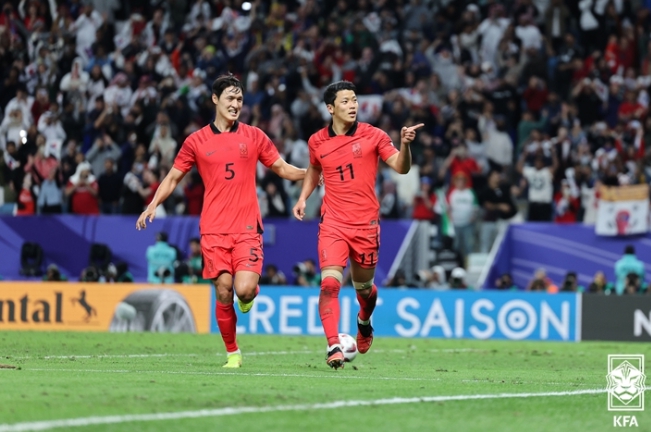 사진=호주와의 아시안컵 8강에서 후반 종료 직전 황희찬(오른쪽)이 페널티킥으로 극적인 동점골 기록 후 기뻐하고 있다.