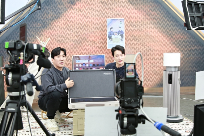 지난 1일(목) 개그맨 이상훈이 고정 출연하는 모바일 생방송 '훈남들'에서 캠핑가전으로 유명한 'LG전자 스탠바이미 고'를 선보이고 있다