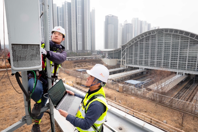 SKT와 SK오앤에스 구성원이 이동통신 품질 관리를 위해 광명역 근방의 네트워크 장비를 사전 점검하는 모습. / 사진=SKT 제공