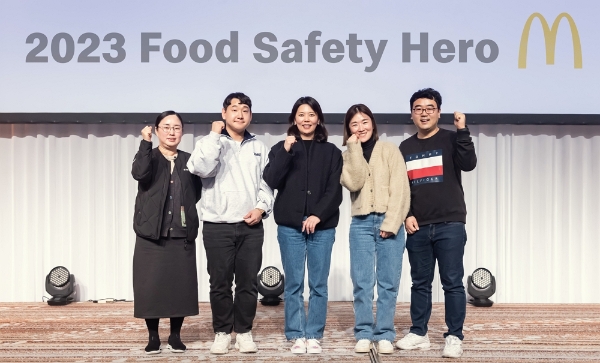 왼쪽부터 나금임 점장, 진유식 점장, 한국맥도날드 김기원 대표, 김경숙 점장, 김린 점장