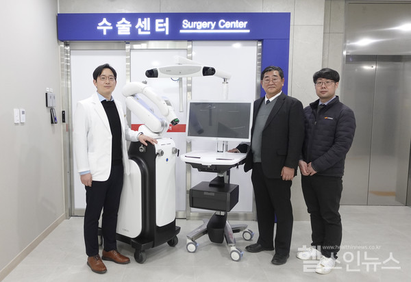 (왼쪽부터)더젠병원김광섭대표원장과솔고바이오메디칼Knee마케팅부김재길상무,큐렉소마케팅부이주원과장