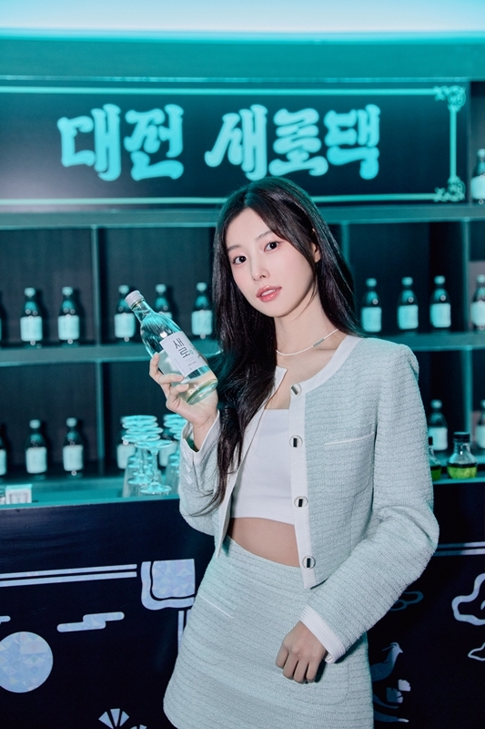 그룹 아이즈원 출신 배우 강혜원이 팝업스토어에서 포즈를 취하고 있다. (사진=롯데칠성음료 제공)