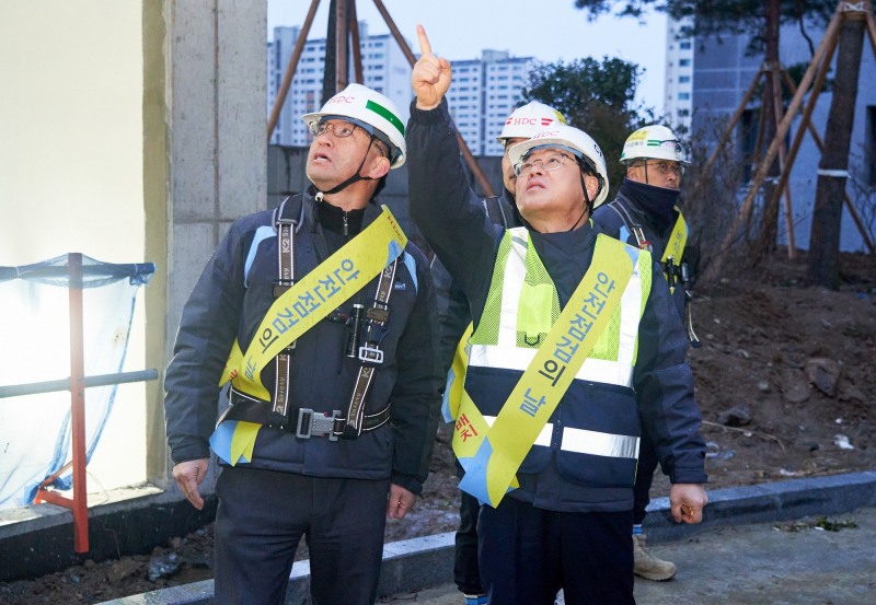 (왼쪽부터) 류강선 광주행정아이파크 현장 소장, 김회언 HDC현대산업개발 대표이사가 현장을 방문해 정기 안전점검을 진행하고 있다. / 사진=HDC현대산업개발 제공
