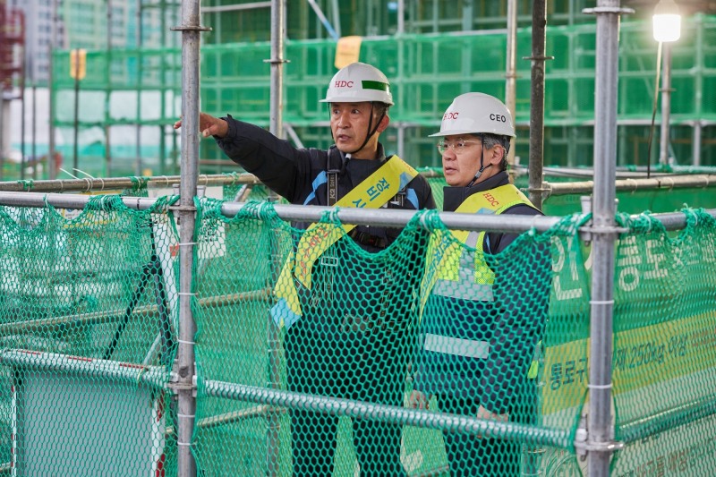 (왼쪽부터) 이일재 잠실진주재건축 현장 소장, 최익훈 HDC현대산업개발 대표이사가 현장을 방문해 정기 안전점검을 진행하고 있다. / 사진=HDC현대산업개발 제공