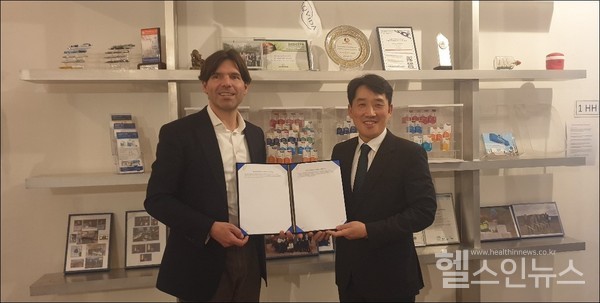 (사진오른쪽)이종학케이에스바이오로직스대표(KSBL제공)