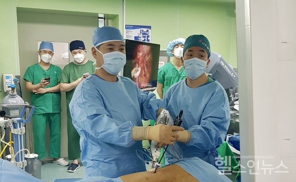 한양대학교병원비뇨의학과조정기'하이퍼큐어(HyperQure)'를활용해복강경방식의RDN수술을진행하고있다.(딥큐어제공)