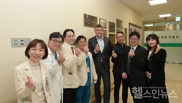 서울성모병원심뇌혈관병원장장기육교수(왼쪽에서네번째)와심부전LVAD다학제팀이애보트사KeithBoettiger대표(오른쪽에서네번째)와1일서울성모병원심혈관촬영실에서기념사진을촬영했다.