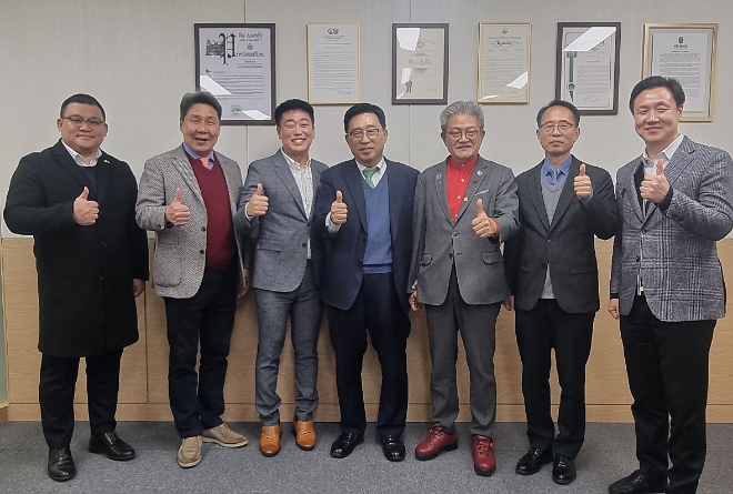 김춘진 aT 사장(왼쪽에서 네 번째)이 지난 2일 캘리포니아 풀러턴시 제임스 고 정책보좌관(왼쪽에서 세 번째), 원은천 국제협력 담당관(왼쪽에서 첫 번째)을 비롯한 관계자들과 간담회 후 기념 촬영을 하고 있다. / 사진=aT 제공