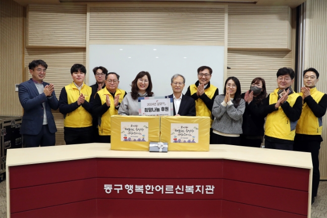 김한영 국가철도공단 이사장(오른쪽 여섯 번째)이 5일 설맞이 희망나눔 후원을 한 후 관계자들과 함께 기념 촬영을 하고 있다. / 사진=국가철도공단 제공