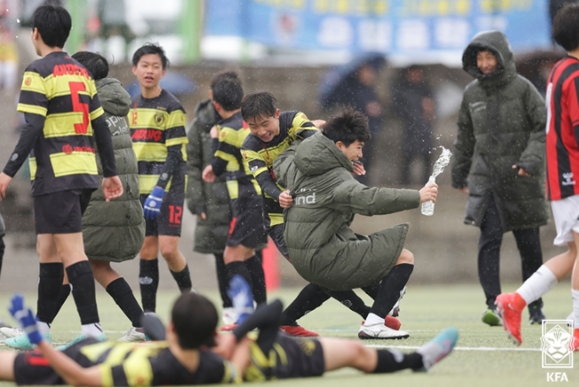 사진=경북안동중 선수단이 춘계중등U15 축구대회 청룡그룹 우승을 확정 지은 순간이다.