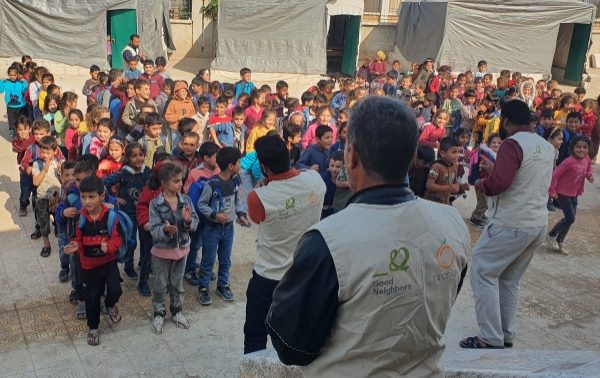 시리아 알레포 주 아프린 지역 이재민 아동을 대상으로 교육 지원 사업을 진행하는 모습. '사진 제공=굿네이버스'