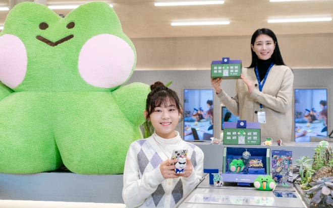 SKT는 새 학기를 맞이하며 청소년 층에 인기있는 iPhone 13 mini를 구매하는 고객들에게 '라인프렌즈 미니니(LINE FRIENDS minini)' 액세서리 패키지를 제공한다고 밝혔다. / 사진=SK텔레콤 제공