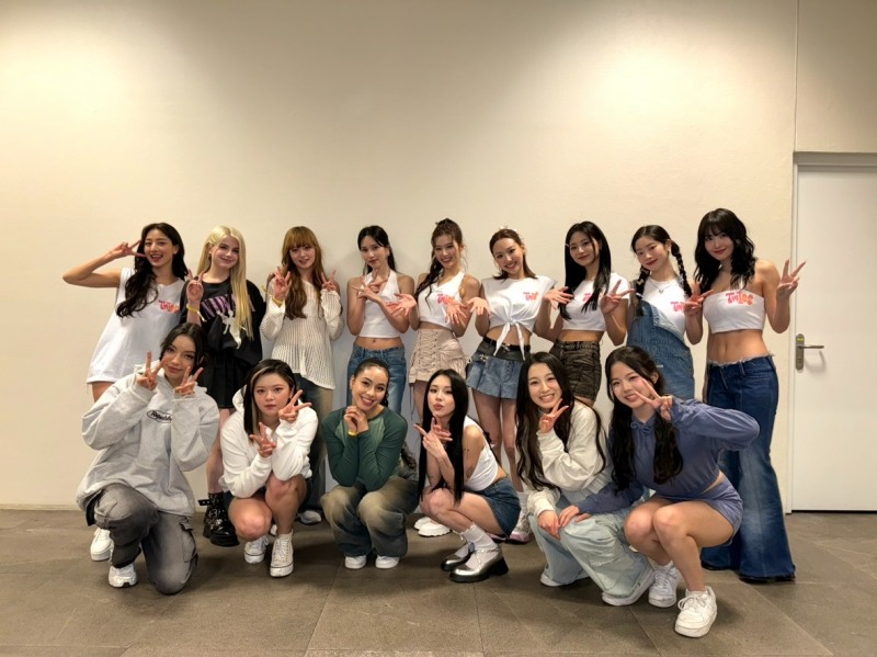 VCHA, 트와이스 월드투어 멕시코 공연 오프닝 무대 장식…‘글로벌 루키' 행보 주목