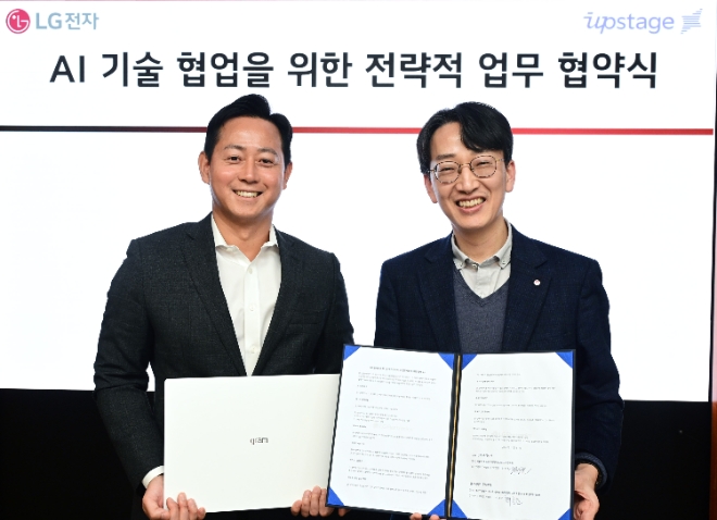 LG전자는 최근 서울 여의도 LG트윈타워에서 AI 기술 개발 및 서비스 기업인 ‘업스테이지’와 ‘온디바이스 AI 기술 개발 협력’을 위한 업무협약(MOU)을 체결했다고 6일 밝혔다. 사진은 (좌측부터)업스테이지 최홍준 부사장, LG전자 공혁준 IT CX담당이 MOU 체결 후 기념촬영을 하는 모습. (사진 = LG전자 제공)