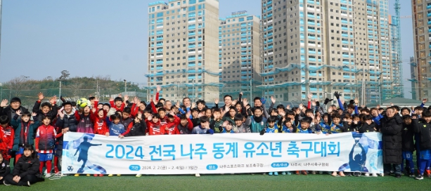 윤병태 나주시장이 지난 2일 전국 유소년 축구 대회 현장을 방문해 유소년 선수단을 격려하고 있다. (사진제공-나주시)