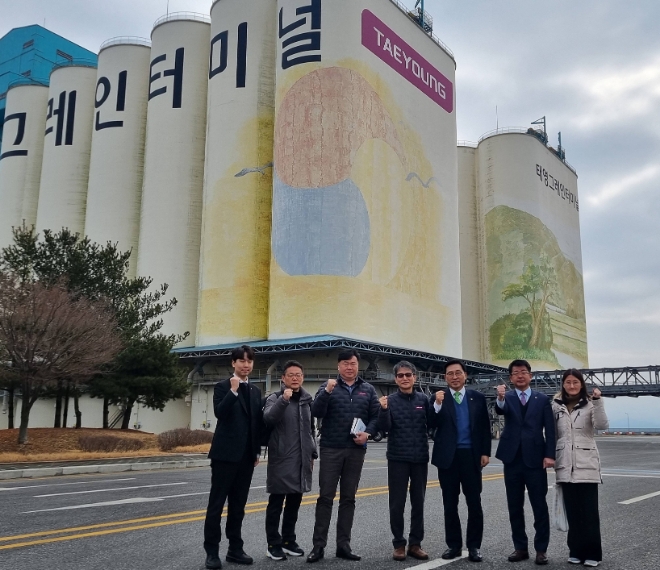 김춘진 aT 사장(오른쪽 세 번째)가 태영그레인터미널을 방문해 기념 촬영을 진행하고 있다. / 사진=aT 제공