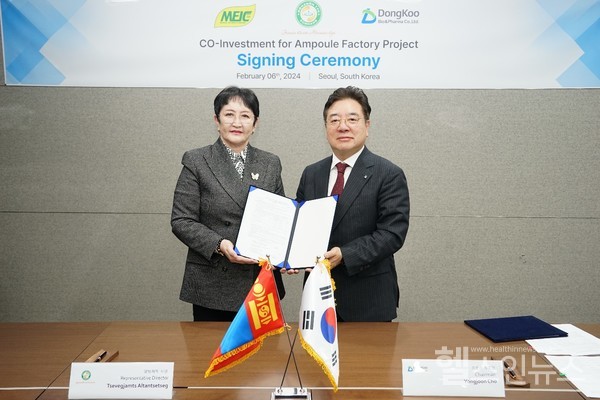 (왼쪽부터)문킨툰社TsevegjamtsAltantsetseg(체베크잠츠알탕체첵)사장,동구바이오제약조용준대표이사(동구바이오제약제공)