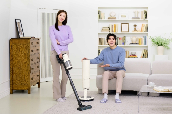 삼성전자는 흡입력과 AI 기능을 강화한 무선 스틱 청소기 ‘비스포크 제트 AI’ 신제품을 오는 8일 출시한다고 7일 밝혔다. (사진 = 삼성전자 제공)