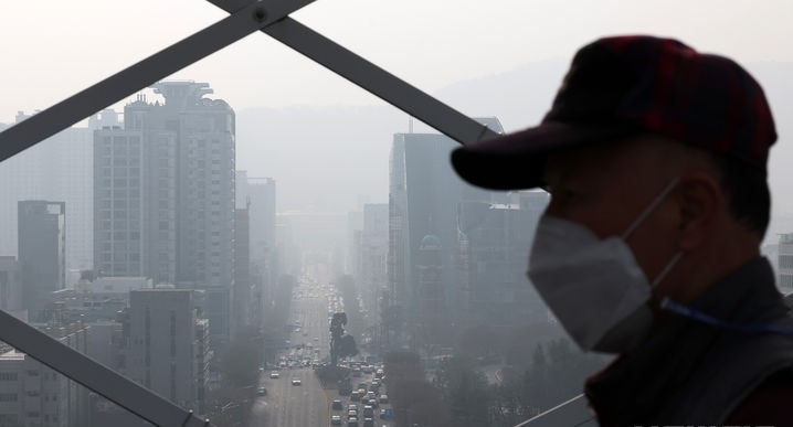 설 연휴를 하루 앞둔 목요일인 8일은 중부 지방과 남부 내륙을 중심으로 아침 기온이 -5도 내외로 떨어져 춥겠다. 사진은 서울에 초미세먼지 주의보가 발령된 지난 1일 오전 서울 서초구 서초역 반포대로 일대.