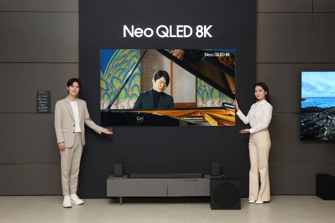 삼성전자 모델이 삼성스토어 대치점에서 Neo QLED 8K TV로 파이니스트 조성진의 8K 라이브 연주 영상을 감상하고 있다. / 사진=삼성전자 제공