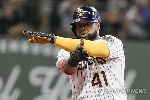 MLB 카를로스 미네소타, 베테랑 스위치타자 산타나와 69억원에 1년 계약