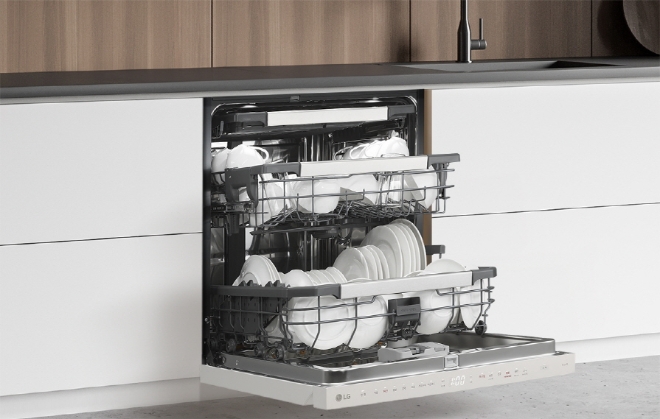 LG전자는 대용량 식기세척기 선택의 폭을 넓힌 ‘14인용 LG 디오스 오브제컬렉션 식기세척기’ 신제품을 출시했다고 8일 밝혔다. 사진은 제품 내부에 식기가 적재된 모습. (사진 = LG전자 제공)