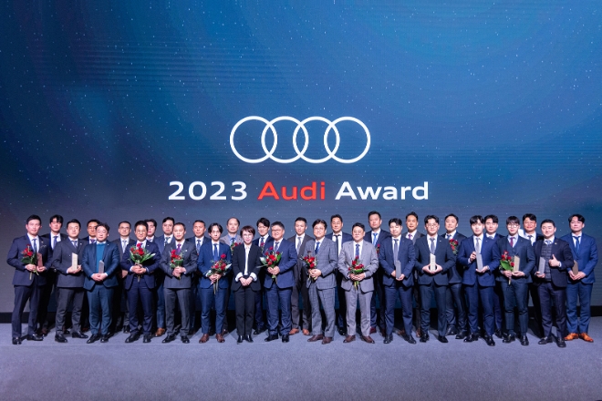 아우디 코리아는 지난 2023년 한 해 동안 세일즈와 A/S분야에서 우수한 퍼포먼스를 보여준 아우디 딜러사와 임직원을 선정·시상하는 ‘2023 아우디 딜러 어워즈’를 개최했다고 8일 밝혔다. 사진은 ‘2023 아우디 딜러 어워즈’ 수상자들이 기념촬영을 하는 모습. (사진 = 아우디 코리아 제공)